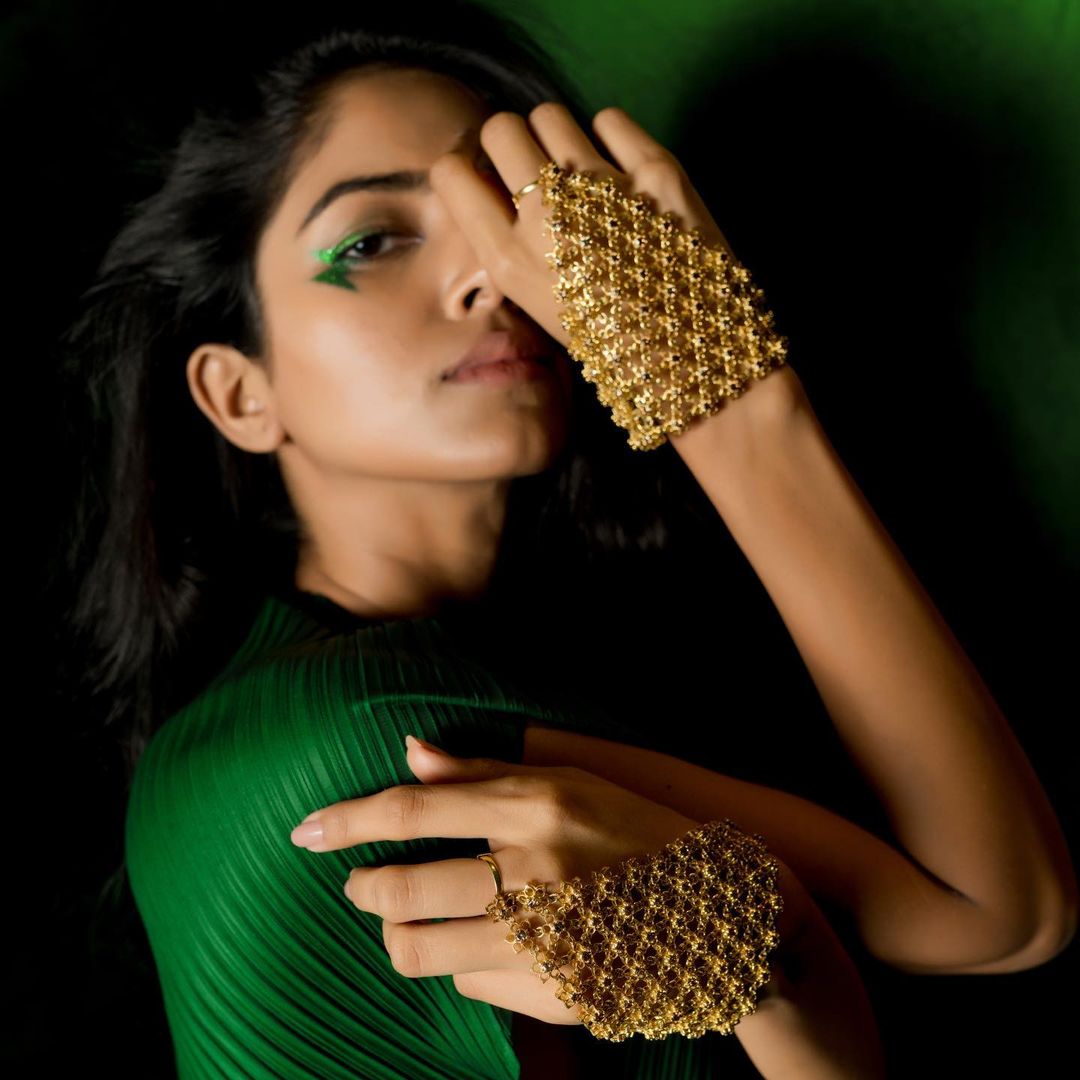 Mallika Handglove freeshipping - Ridhi Asrani